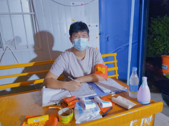 图为郭书浩在防疫卡点值守