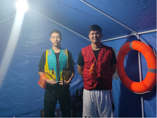 图为郭书浩(右)夜间值守